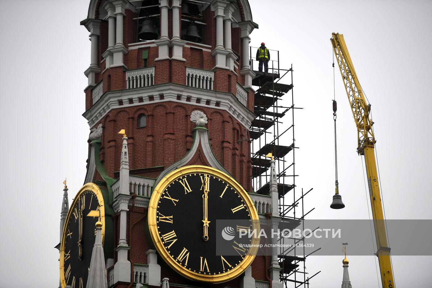 Установка колоколов в звонницу Спасской башни Кремля
