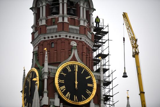 Установка колоколов в звонницу Спасской башни Кремля