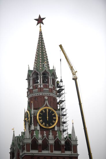 Установка колоколов в звонницу Спасской башни Кремля