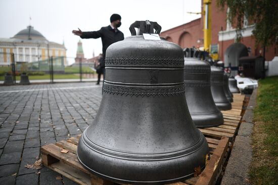 Установка колоколов в звонницу Спасской башни Кремля