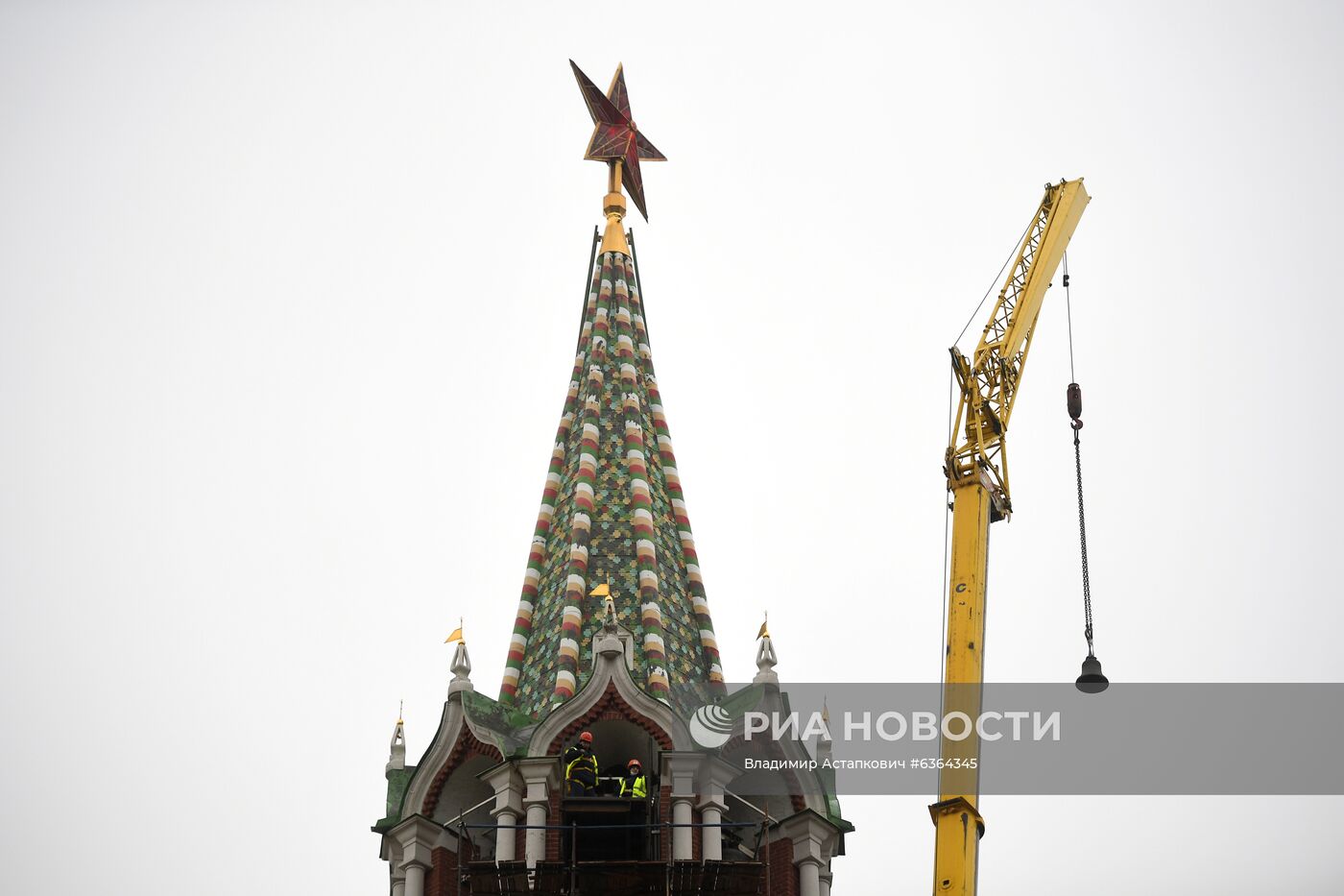 Установка колоколов в звонницу Спасской башни Кремля