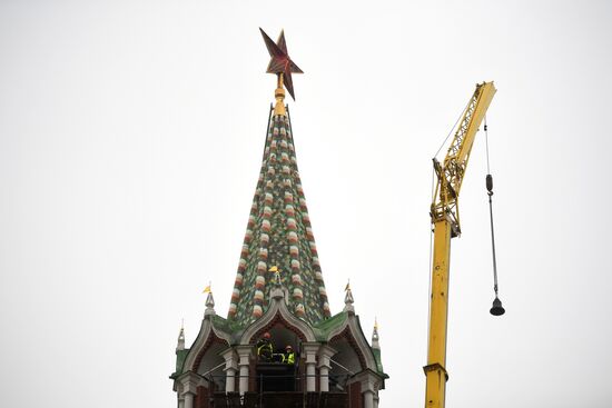 Установка колоколов в звонницу Спасской башни Кремля
