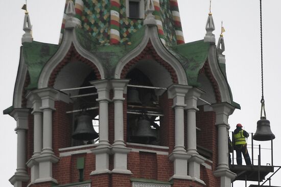 Установка колоколов в звонницу Спасской башни Кремля