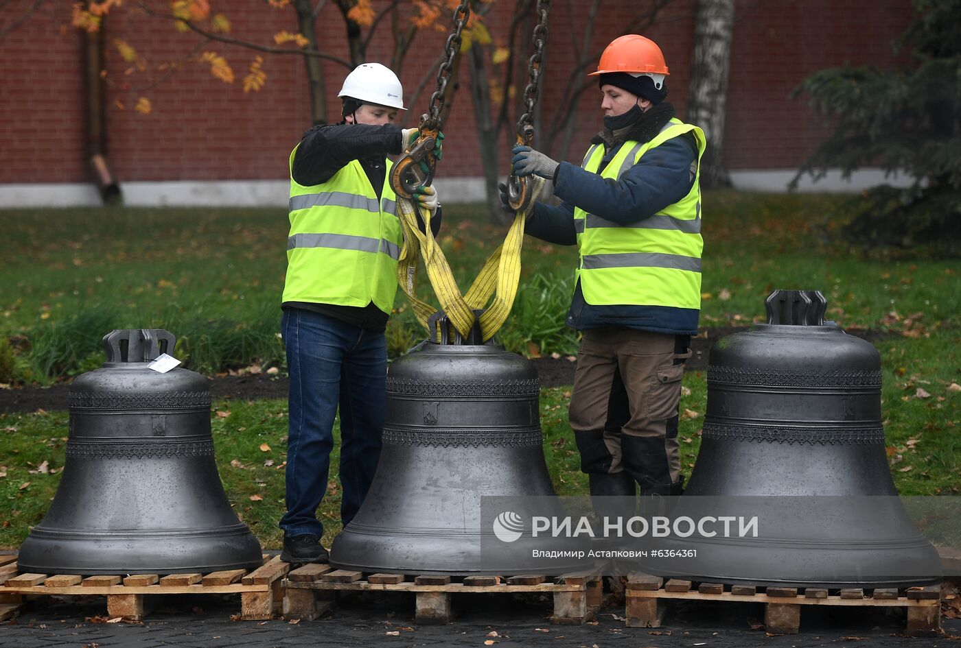 Установка колоколов в звонницу Спасской башни Кремля