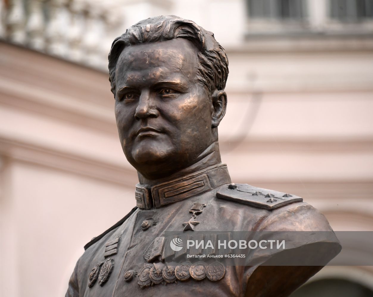 Бюст легендарного снайпера Василия Зайцева установили во Владивостоке