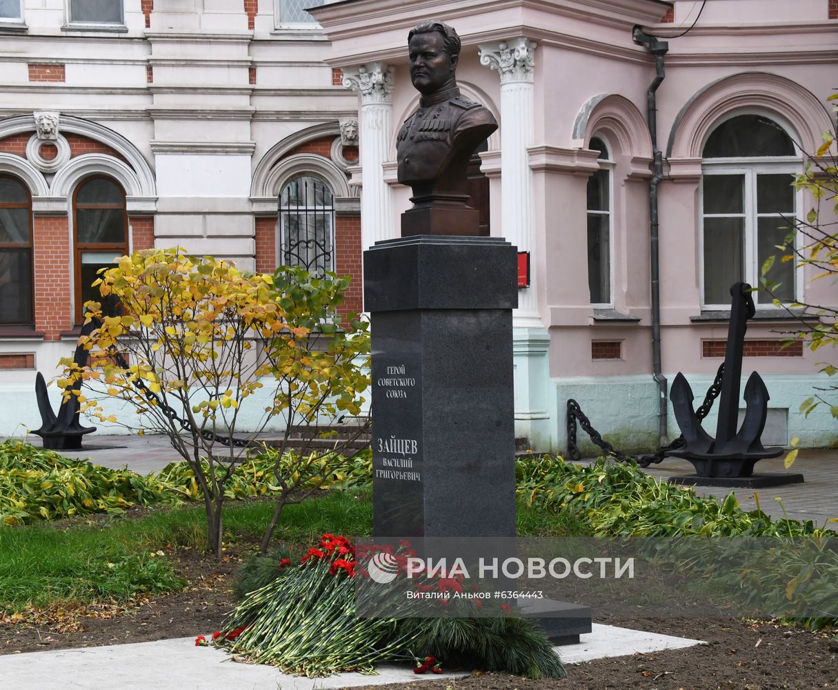 Бюст легендарного снайпера Василия Зайцева установили во Владивостоке