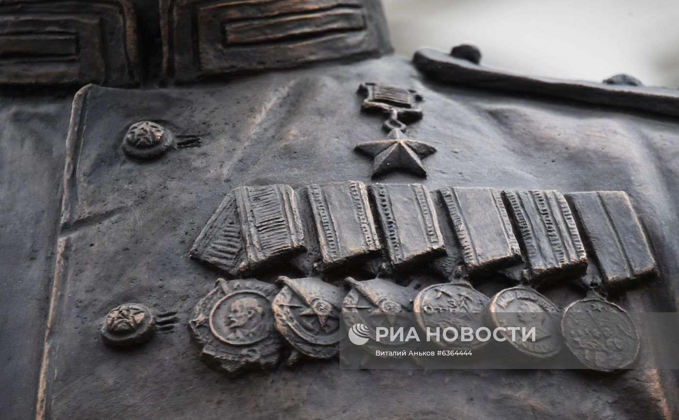 Бюст легендарного снайпера Василия Зайцева установили во Владивостоке