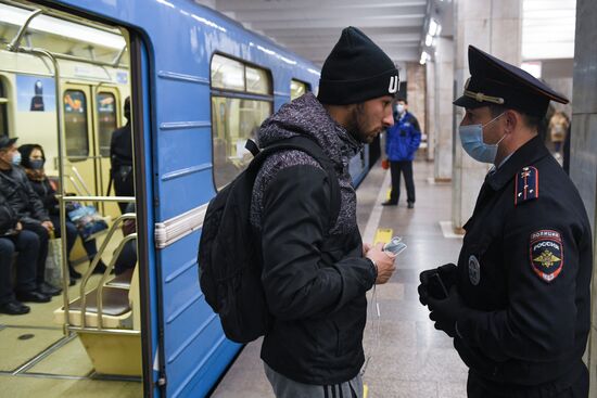 Рейд по контролю за соблюдением масочного режима в метрополитене Новосибирска