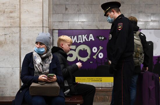 Рейд по контролю за соблюдением масочного режима в метрополитене Новосибирска