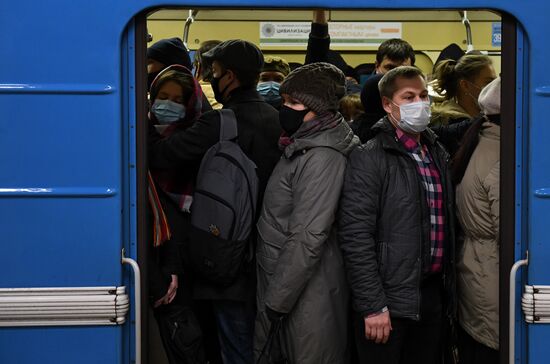 Рейд по контролю за соблюдением масочного режима в метрополитене Новосибирска