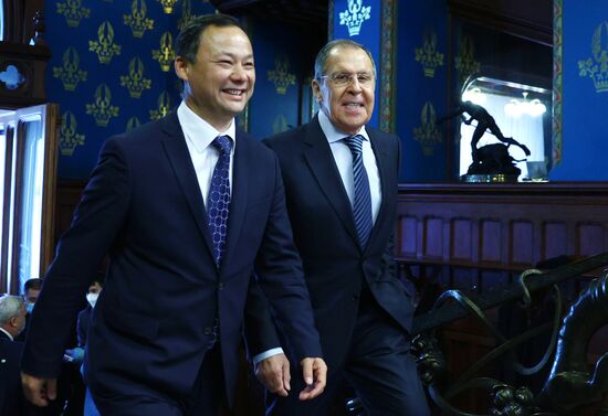 Встреча главы МИД России и Киргизии С. Лаврова и Р. Казакбаева