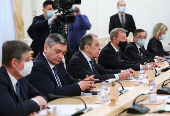 Встреча главы МИД России и Киргизии С. Лаврова и Р. Казакбаева
