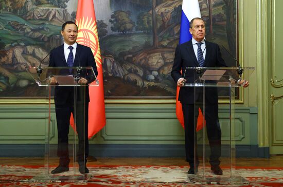 Встреча главы МИД России и Киргизии С. Лаврова и Р. Казакбаева