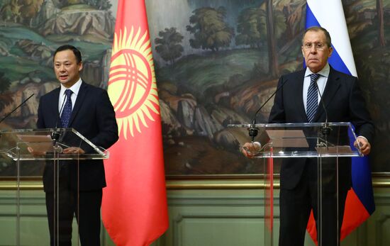 Встреча главы МИД России и Киргизии С. Лаврова и Р. Казакбаева