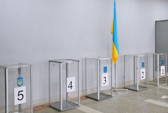 Подготовка избирательных участков на Украине к региональным выборам