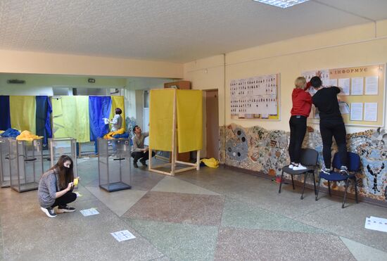 Подготовка избирательных участков на Украине к региональным выборам