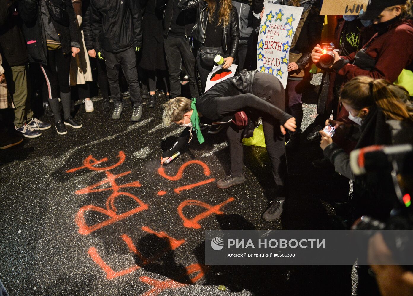 Акция в против запрета абортов в Варшаве