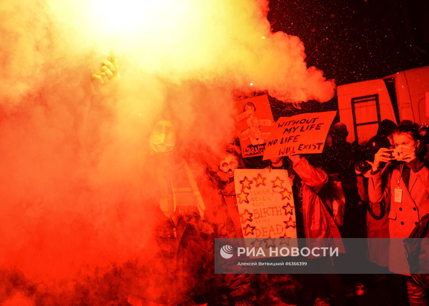 Акция в против запрета абортов в Варшаве