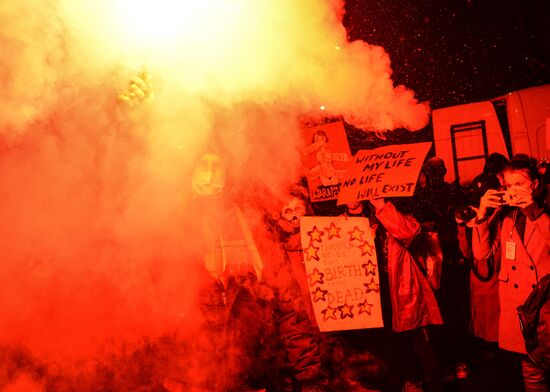 Акция в против запрета абортов в Варшаве