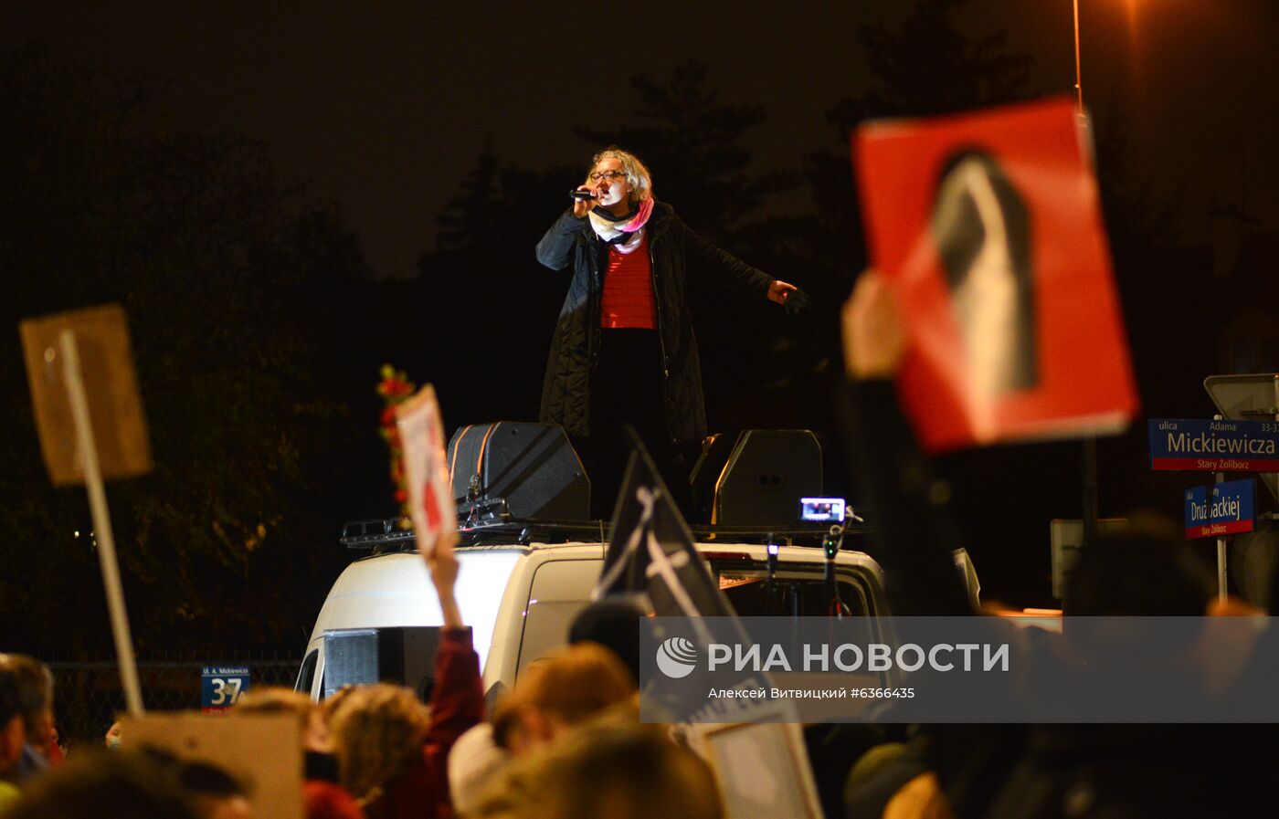 Акция в против запрета абортов в Варшаве