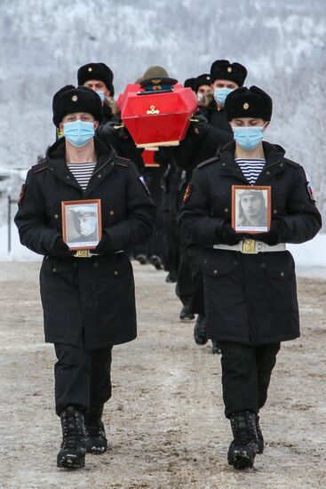 Церемония захоронения останков воинов, погибших при защите Советского Заполярья во время Великой Отечественной войны