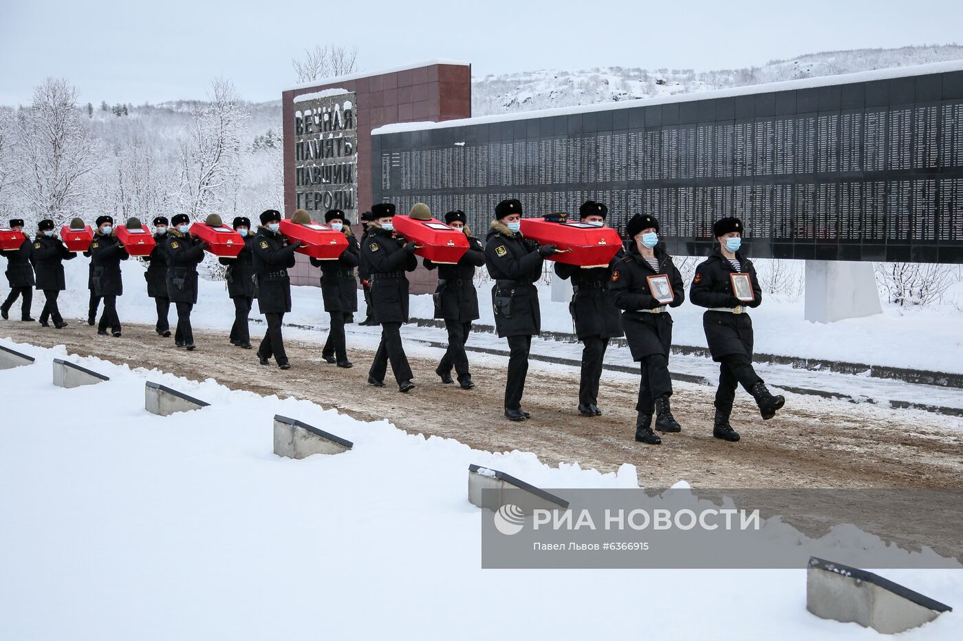 Церемония захоронения останков воинов, погибших при защите Советского Заполярья во время Великой Отечественной войны