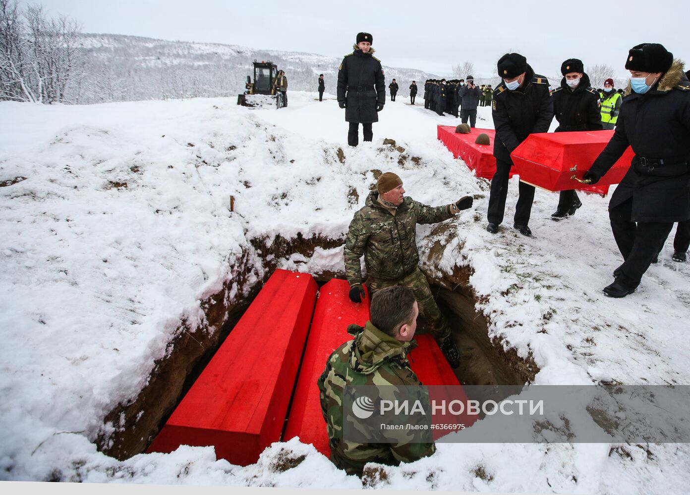 Церемония захоронения останков воинов, погибших при защите Советского Заполярья во время Великой Отечественной войны