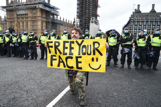 Акция протеста против мер по борьбе с COVID-19 в Лондоне