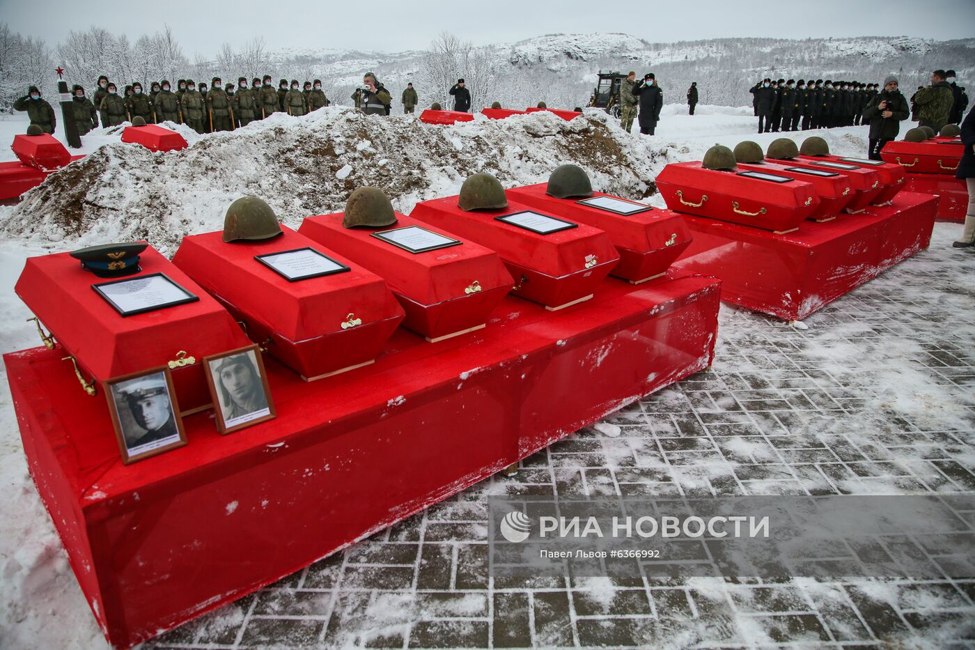 Церемония захоронения останков воинов, погибших при защите Советского Заполярья во время Великой Отечественной войны