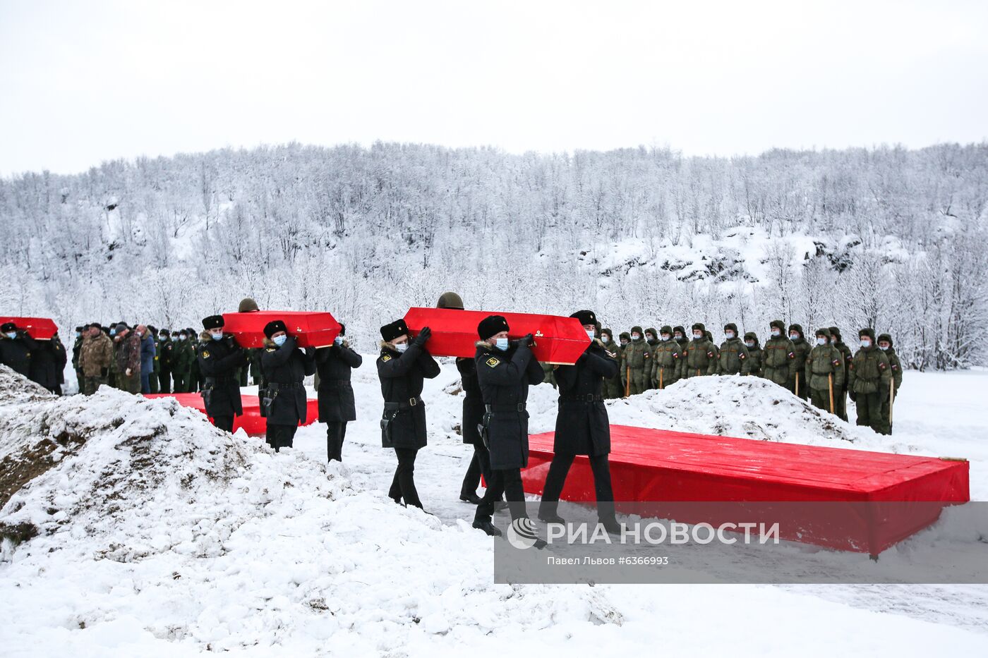 Церемония захоронения останков воинов, погибших при защите Советского Заполярья во время Великой Отечественной войны