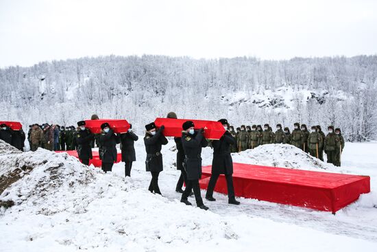 Церемония захоронения останков воинов, погибших при защите Советского Заполярья во время Великой Отечественной войны