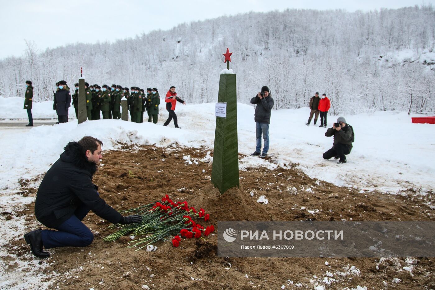 Церемония захоронения останков воинов, погибших при защите Советского Заполярья во время Великой Отечественной войны