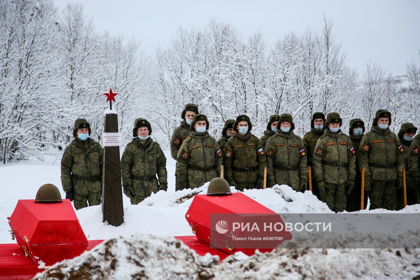 Церемония захоронения останков воинов, погибших при защите Советского Заполярья во время Великой Отечественной войны