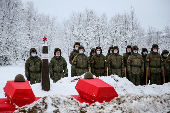 Церемония захоронения останков воинов, погибших при защите Советского Заполярья во время Великой Отечественной войны