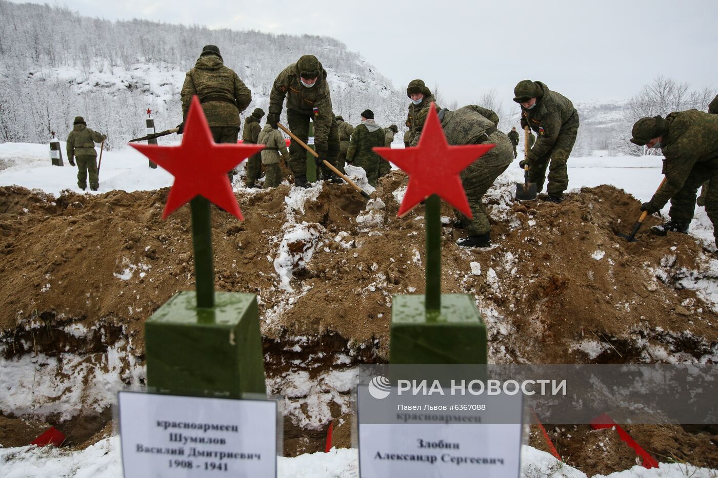 Церемония захоронения останков воинов, погибших при защите Советского Заполярья во время Великой Отечественной войны