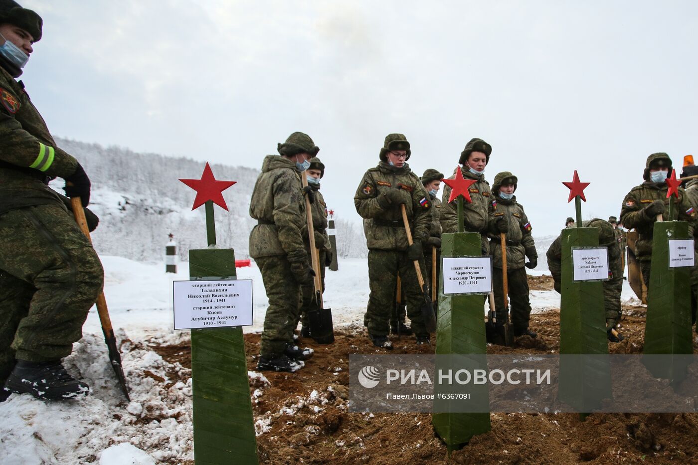 Церемония захоронения останков воинов, погибших при защите Советского Заполярья во время Великой Отечественной войны