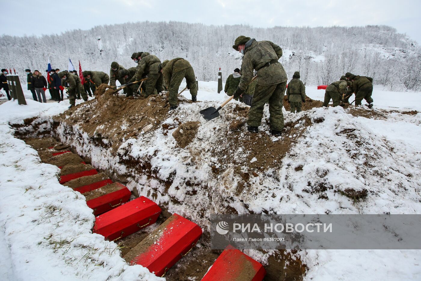 Церемония захоронения останков воинов, погибших при защите Советского Заполярья во время Великой Отечественной войны