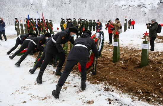 Церемония захоронения останков воинов, погибших при защите Советского Заполярья во время Великой Отечественной войны