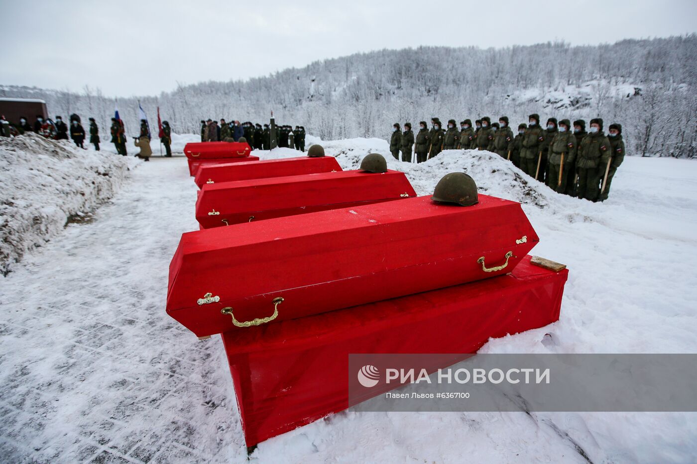 Церемония захоронения останков воинов, погибших при защите Советского Заполярья во время Великой Отечественной войны