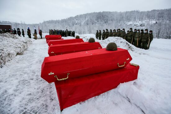 Церемония захоронения останков воинов, погибших при защите Советского Заполярья во время Великой Отечественной войны