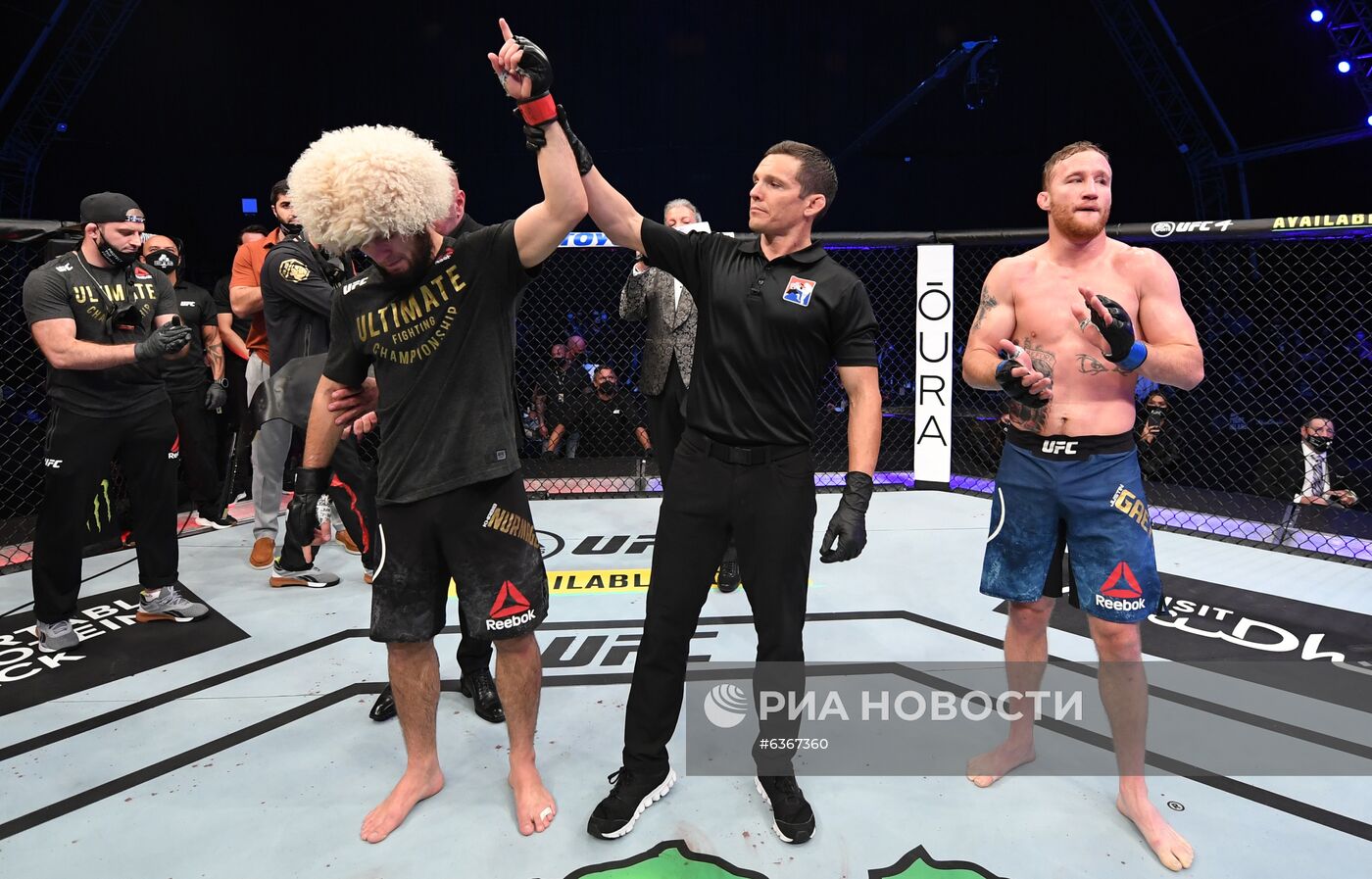 Хабиб Нурмагомедов защитил титул чемпиона UFC в легком весе