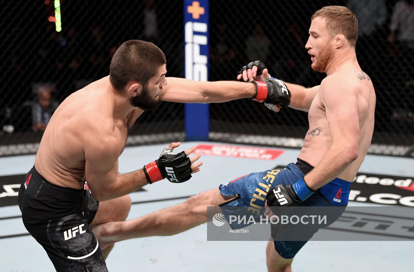 Хабиб Нурмагомедов защитил титул чемпиона UFC в легком весе