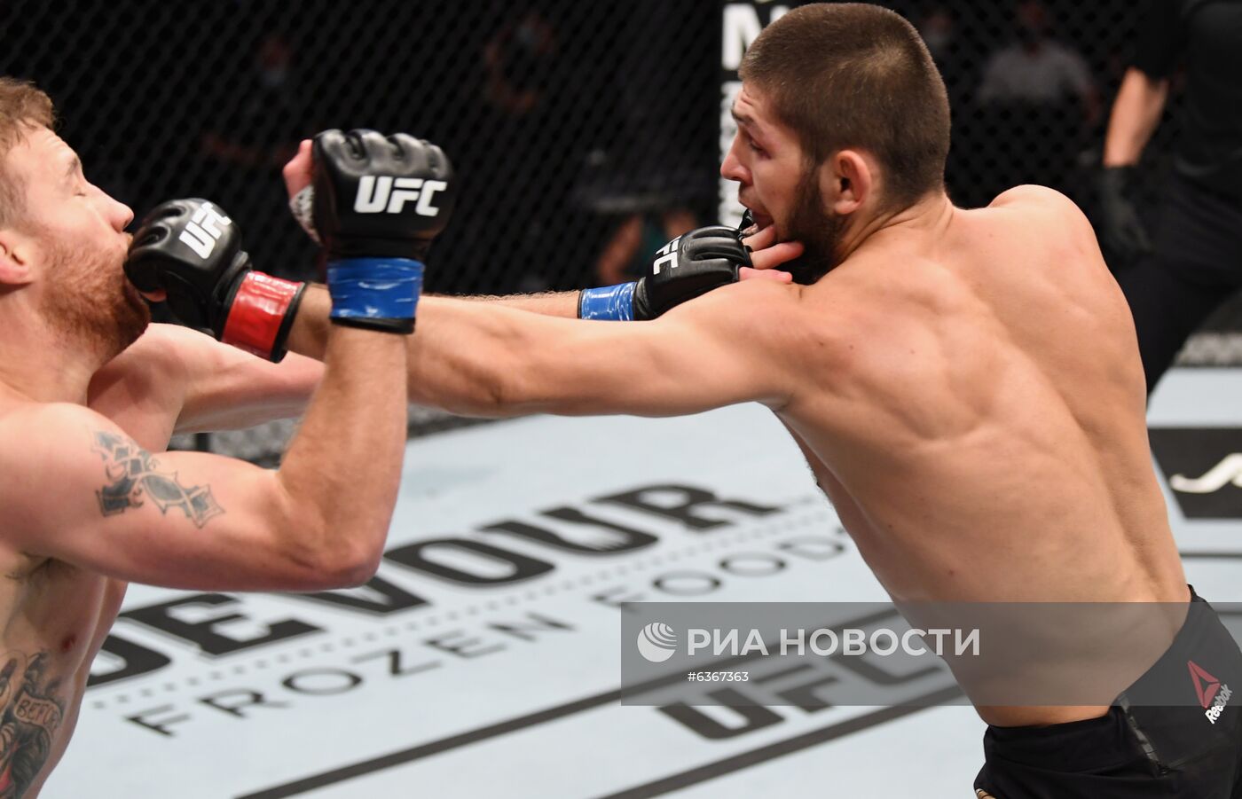 Хабиб Нурмагомедов защитил титул чемпиона UFC в легком весе