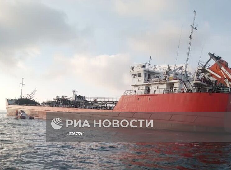 Поврежденный при взрыве танкер "Генерал Ази Асланов" отбуксирован на якорную стоянку