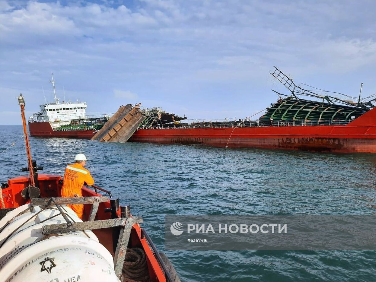 Поврежденный при взрыве танкер "Генерал Ази Асланов" отбуксирован на якорную стоянку