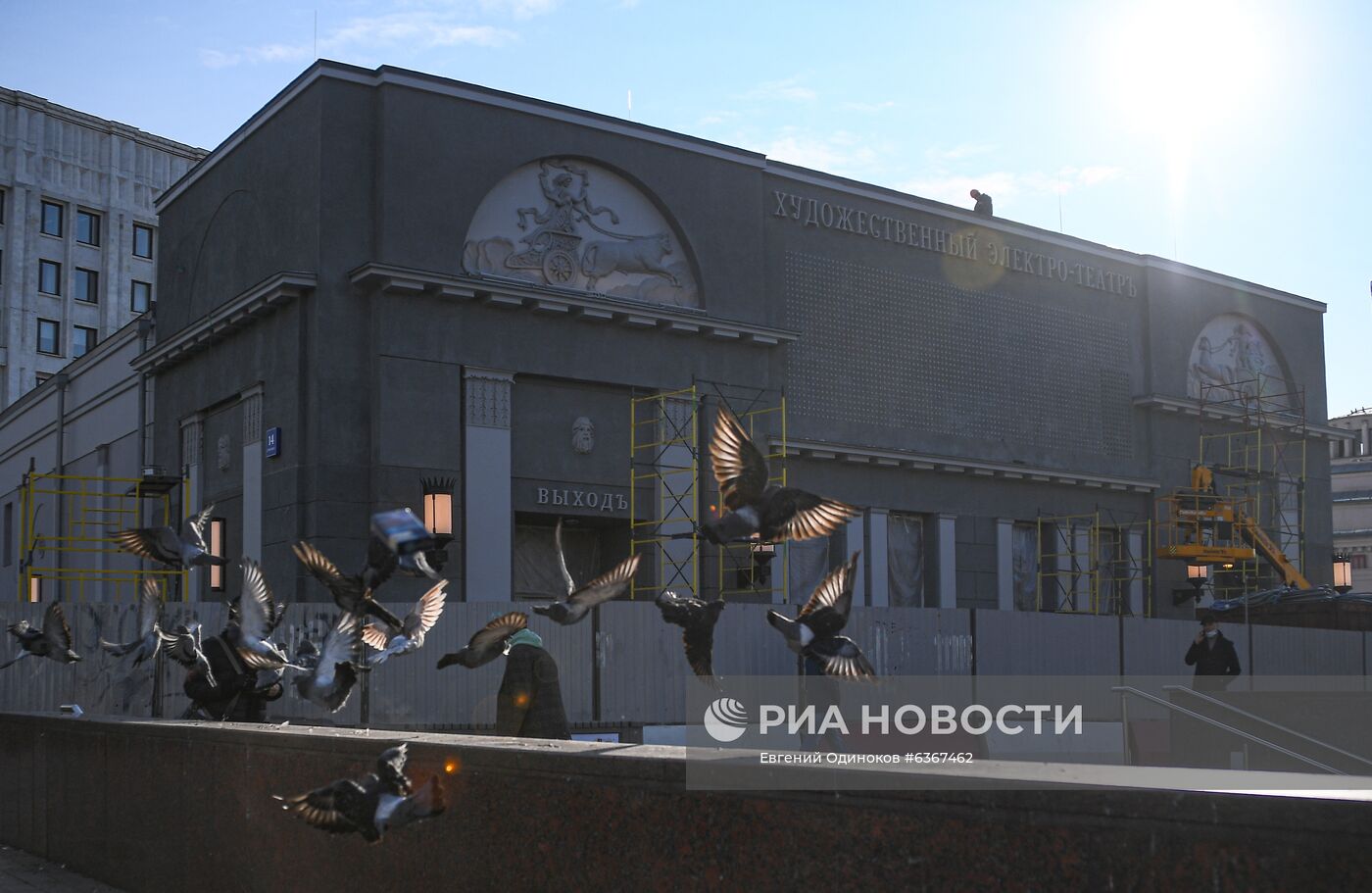 Фасад кинотеатра "Художественный" открыли после реставрации