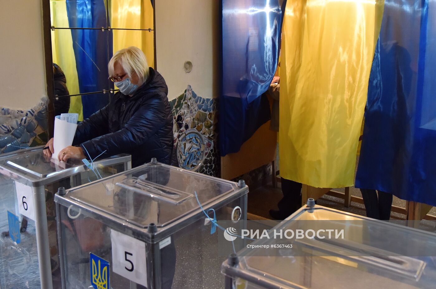 Женщина голосует на одном из избирательных участков во Львове. Место: Украина, Львов. Автор: Стрингер/РИА Новости. Региональные выборы на Украине