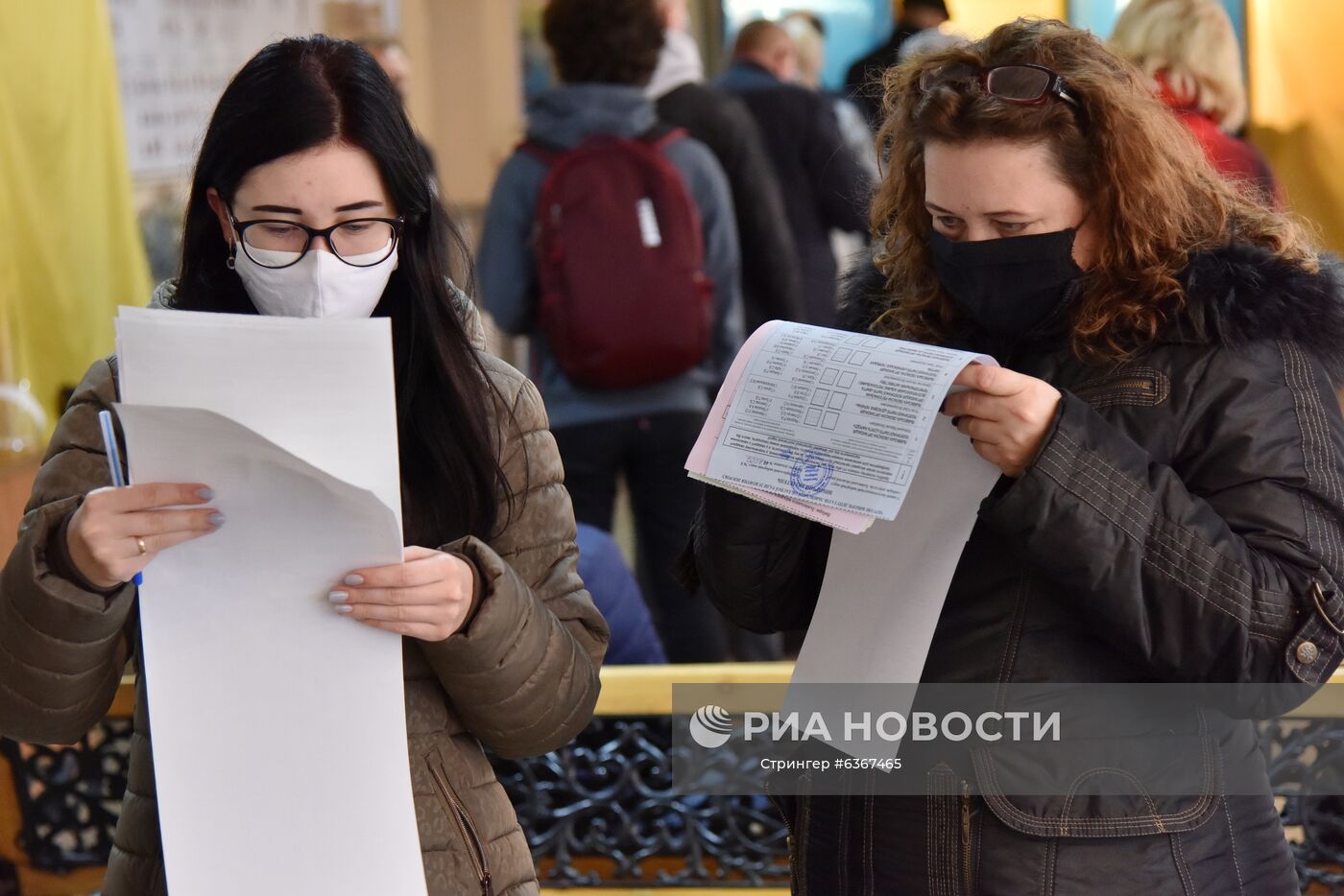 Избиратели голосуют на одном из избирательных участков во Львове. Место: Украина, Львов. Автор: Стрингер/РИА Новости. Региональные выборы на Украине