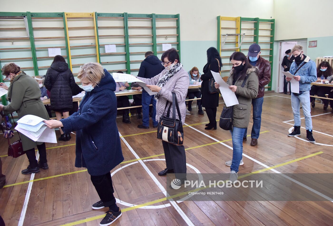 Избиратели голосуют на одном из избирательных участков во Львове. Место: Украина, Львов. Автор: Стрингер/РИА Новости. Региональные выборы на Украине