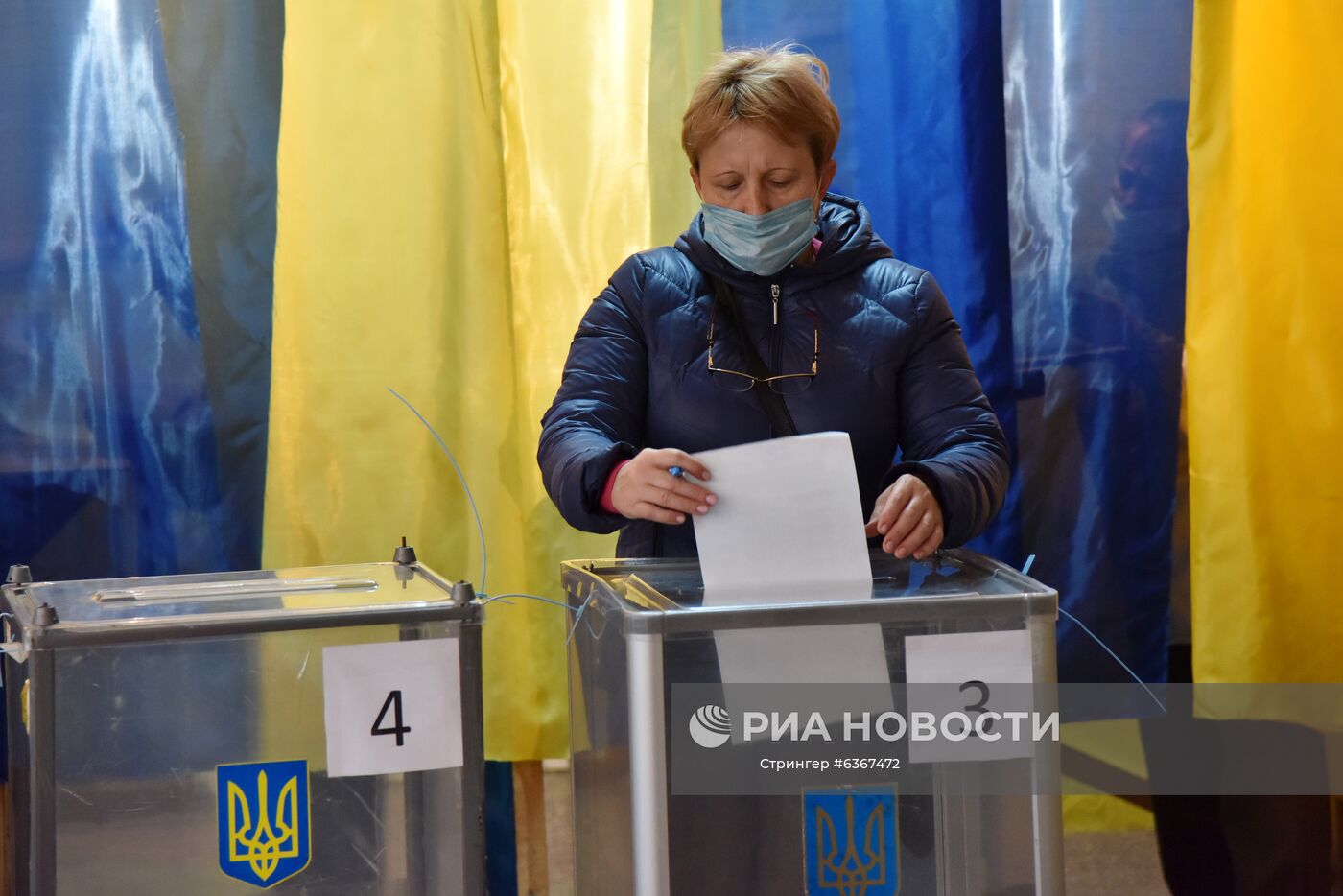 Женщина голосует на одном из избирательных участков во Львове. Место: Украина, Львов. Автор: Стрингер/РИА Новости. Региональные выборы на Украине
